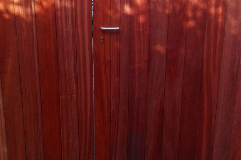 Metalen poort met houtafwerking 4
