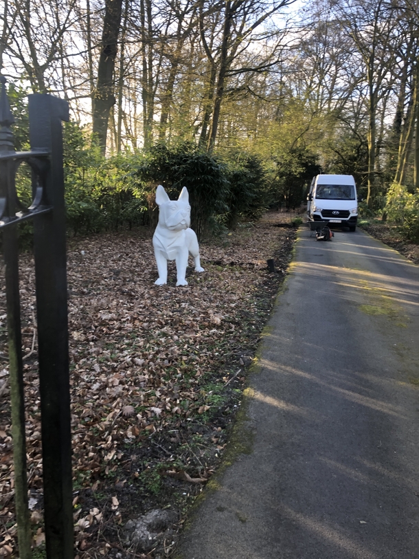 Opkuisen bladeren en wegvoeren met groenafvalcontainer